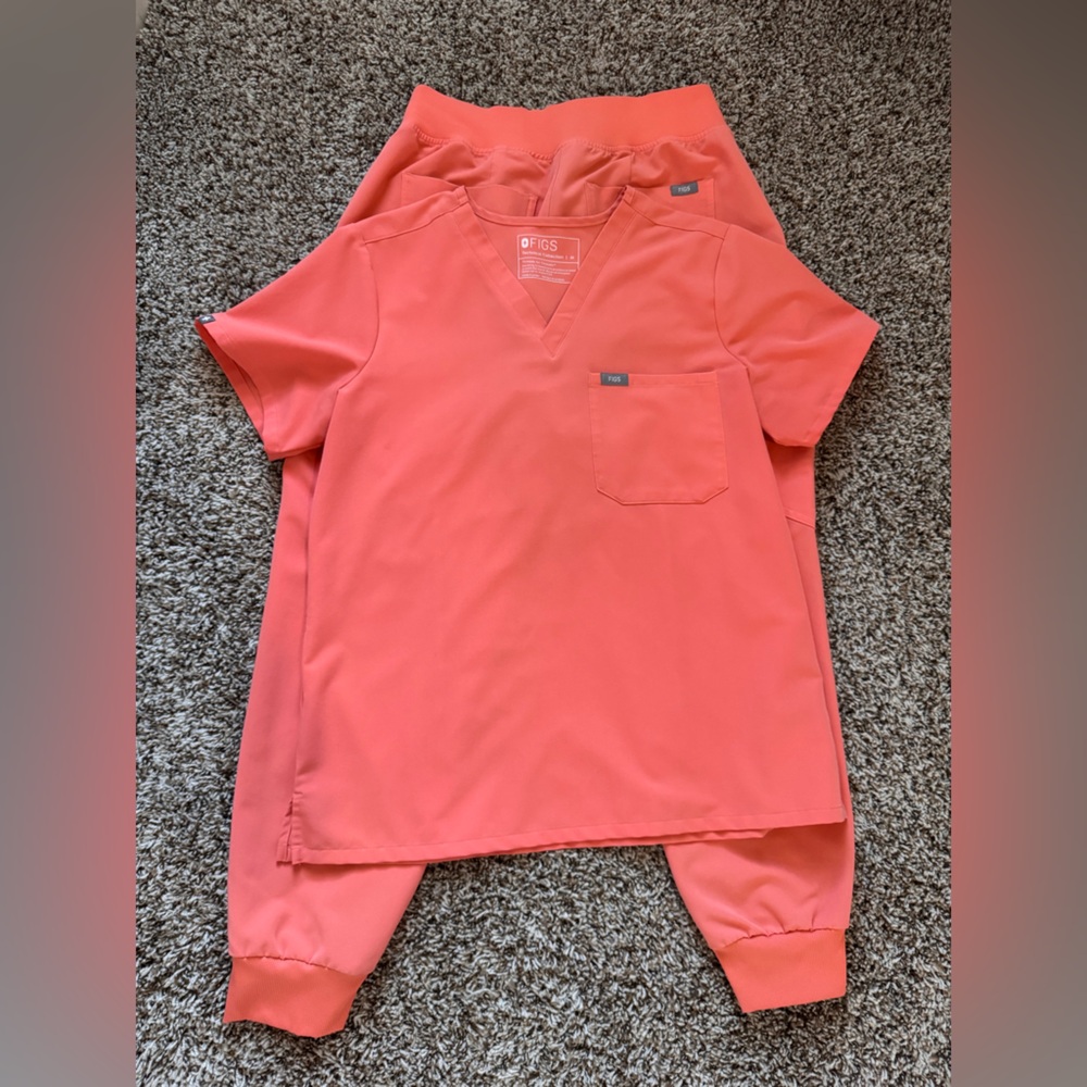 Figs Coral V-Neck Scrub Top & Scrub Pants set in sunset drift orange
